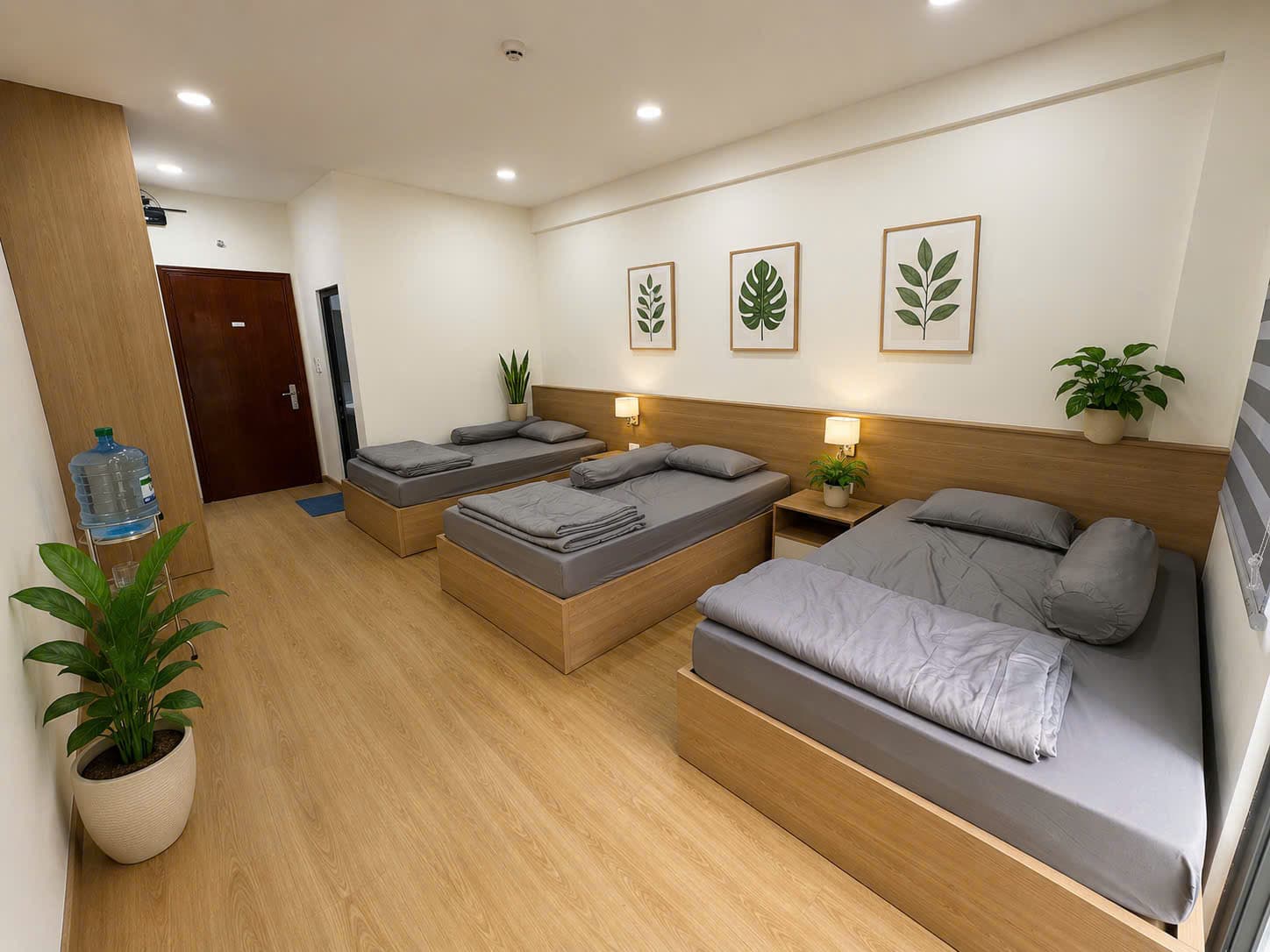Phòng ba giường đơn nhìn từ cửa